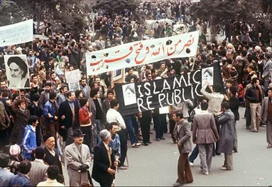 farkli yorum iran devrimi